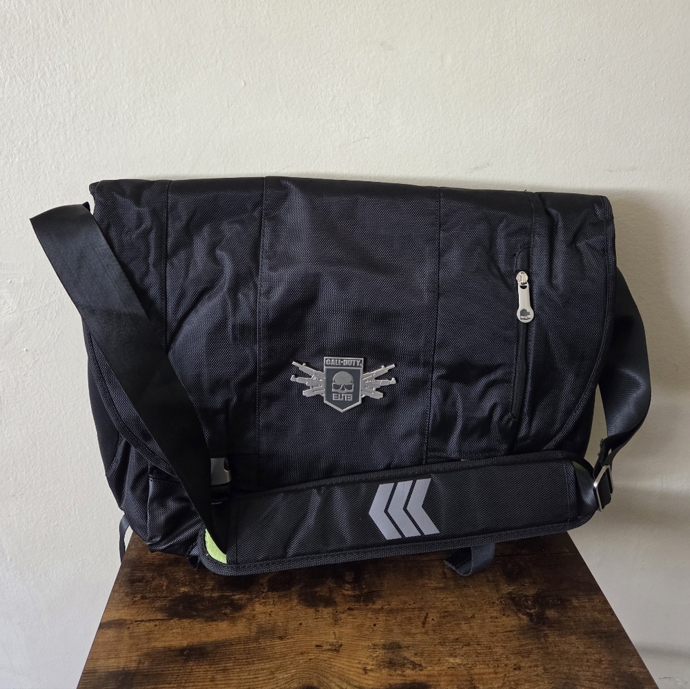 CALL OF DUTY ELITE MODERN WARFARE HEAVY MESSENGER LAPTOP BAG w SLEEVE